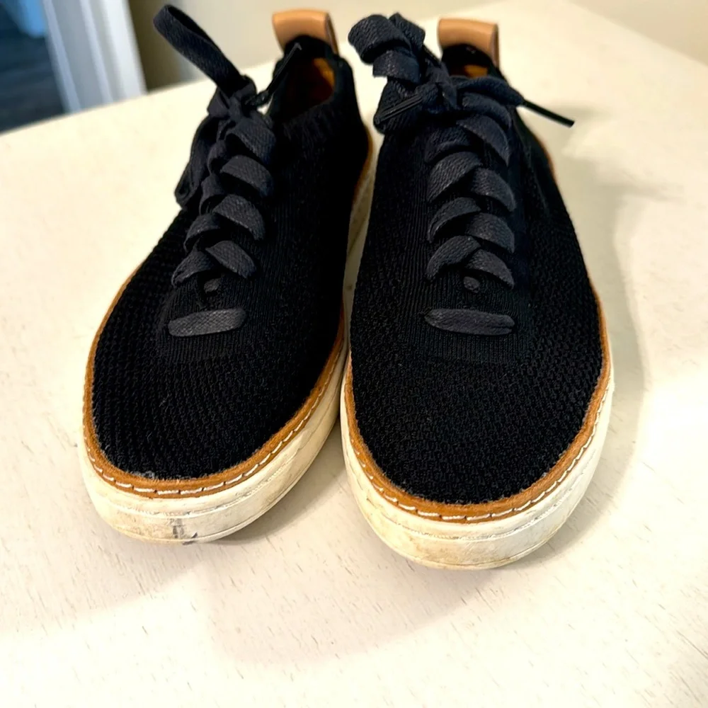 UGG Women’s Sydney Mesh Black and Tan Sneakers with Upper Lace Design / Size 6.5